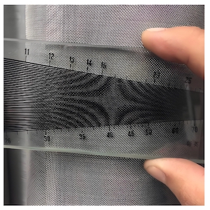 品質管理のためにメッシュカウンターで40メッシュのステンレスワイヤーメッシュの密度を測定しています。